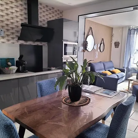 La Vie Est Belle, Maison Idealement Situee A Sur Holiday home *